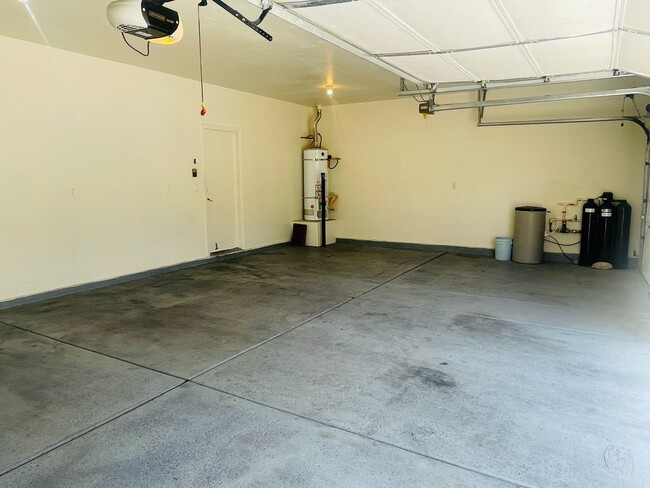 Building Photo - Newly Renovated 5 bd, 3 bth, Loft, w/ down...