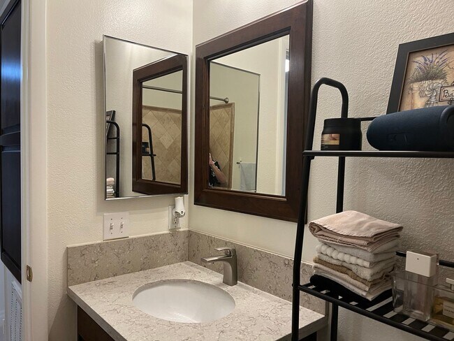 Building Photo - Remodeled, first floor 1428 sq ft, 2 bed+ ...