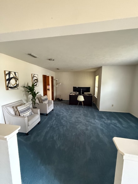 Building Photo - 2420 Pinehurst Ln