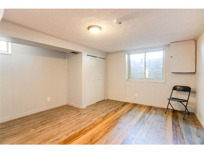 Building Photo - 821 Weeks Ave SE