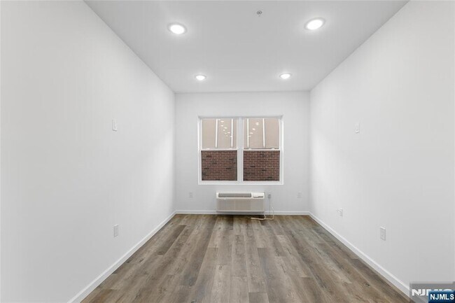 Building Photo - 51 E Main St