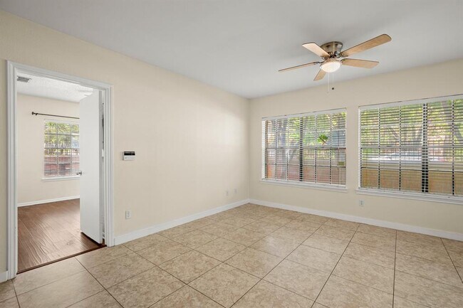 Building Photo - 712 W 21st St