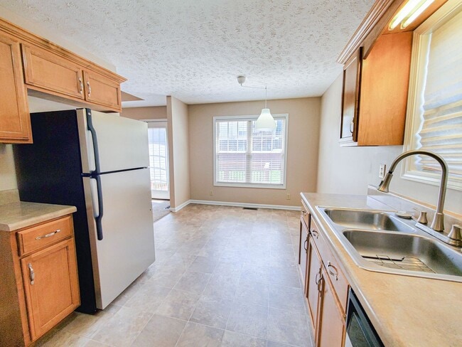Building Photo - Pet Friendly Three Bedroom!
