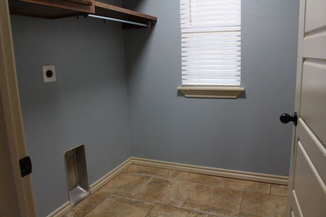 Building Photo - Southwest home, close to hospital, shopping, restaurants and easy access to FT Sill