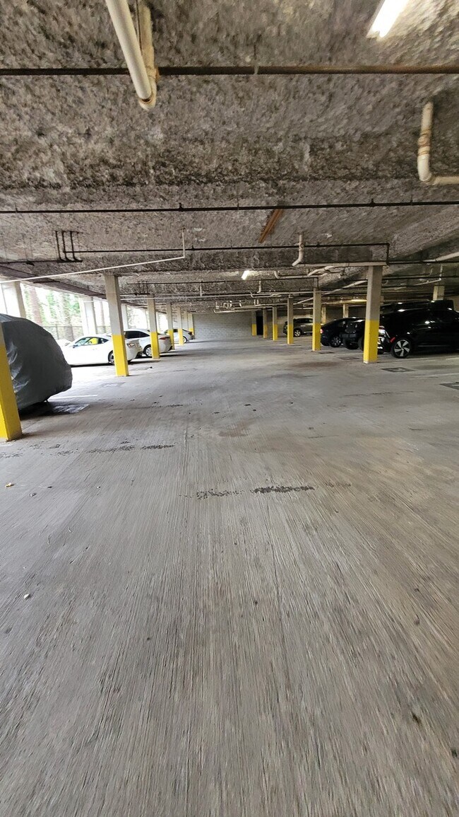 Building Photo - 2 bedroom 2 bath Condo in Lenox Heights, o...