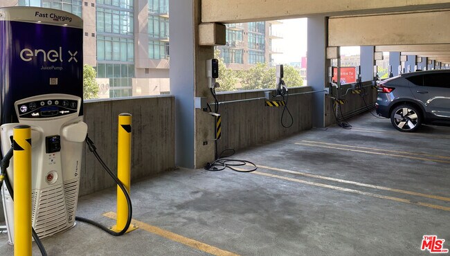 Building Photo - 1130 Flower St