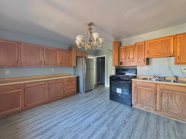 Primary Photo - 120 E Maple St