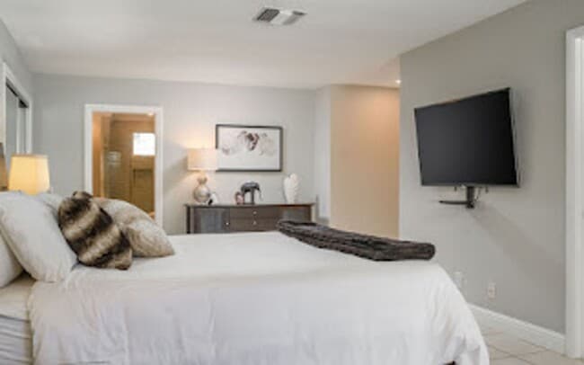 Building Photo - Racquet Club West, FURNISHED, Seasonal OR Long Term