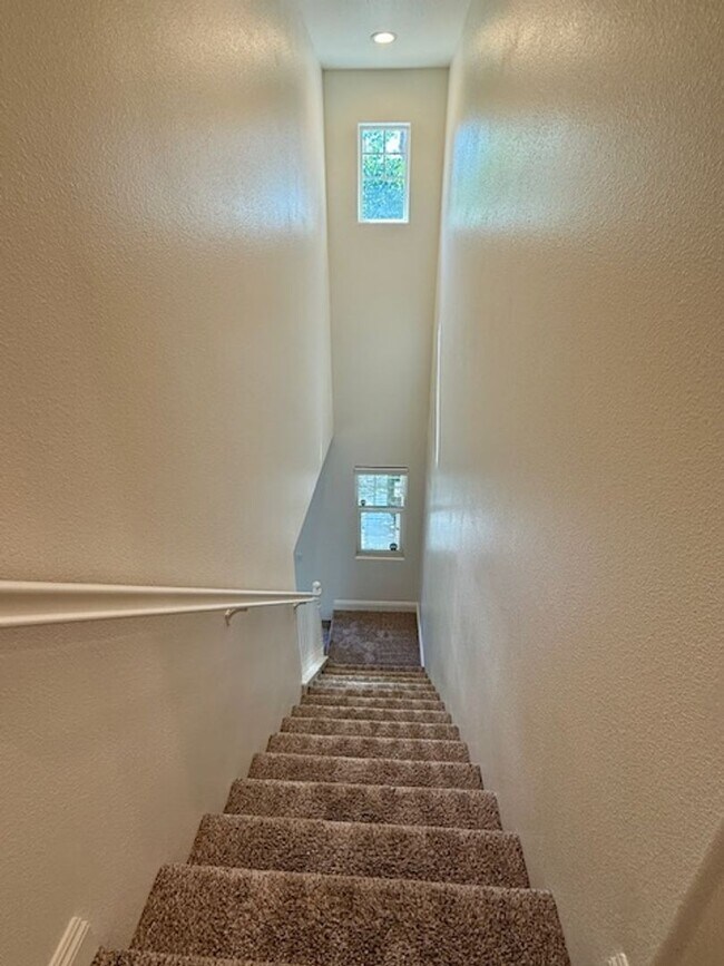 Building Photo - Beautiful Spacious 5 Bedroom Home located ...
