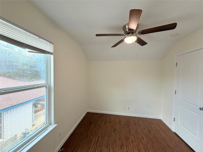 Building Photo - 1605 Parkwood Dr