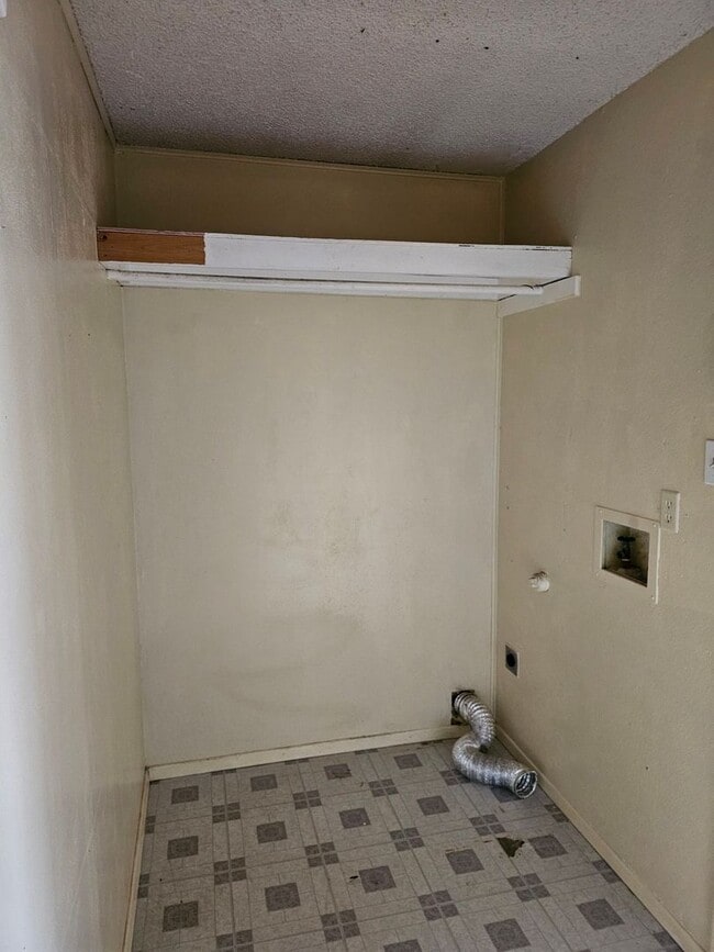 Building Photo - Spacious Newly Remodeled 3 Bed! Sandia Sch...