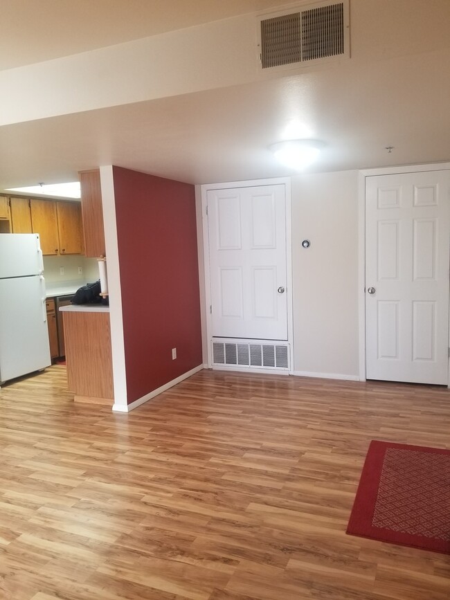 Building Photo - Great Condo near U of U! Washer/Dryer incl...