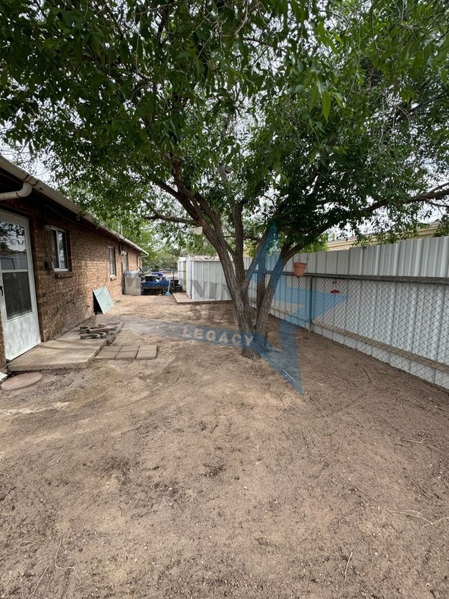 Building Photo - Cute 2-Bedroom Duplex