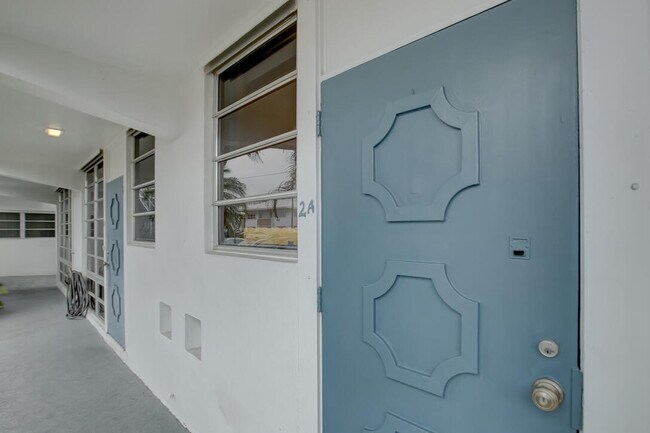 Building Photo - 2727 Yacht Club Blvd