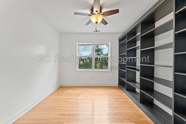 Building Photo - 6429 N Damen Ave