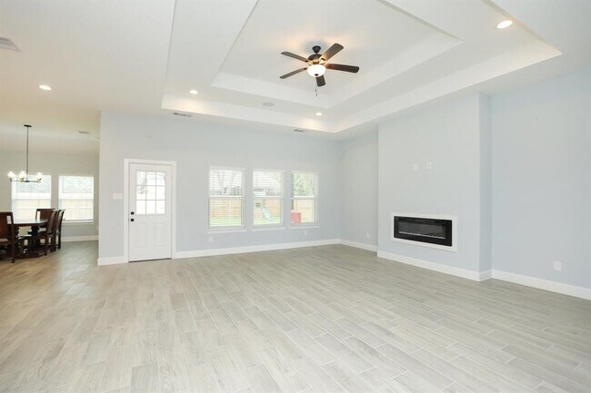 Building Photo - 322 S Amherst Dr