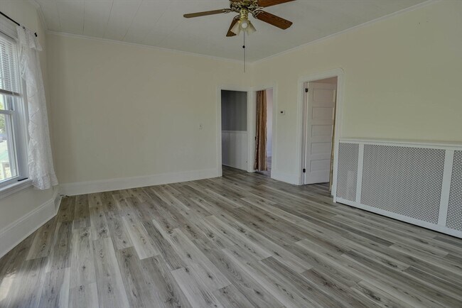 Building Photo - 407-409-409 Bolton St