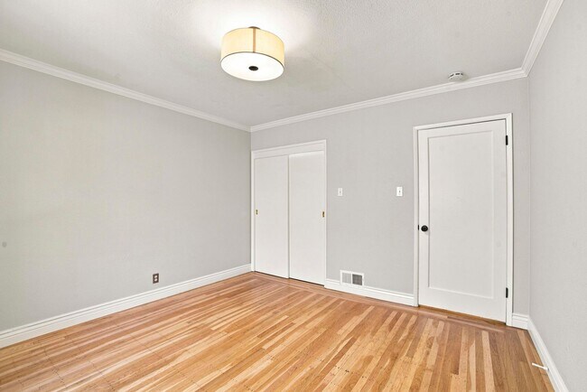 Building Photo - 864 Erie St