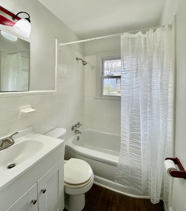 Building Photo - 648 Linfield Dr