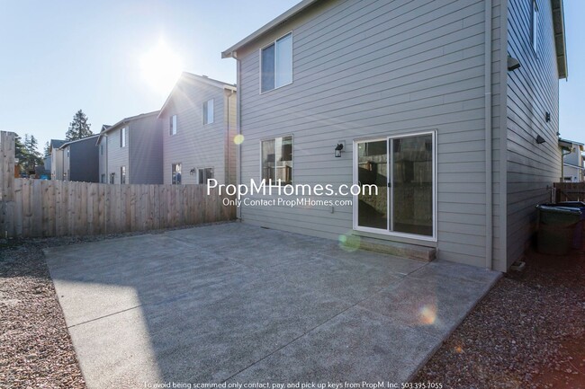 Building Photo - Three Bedroom Stunner in Pleasant Valley!