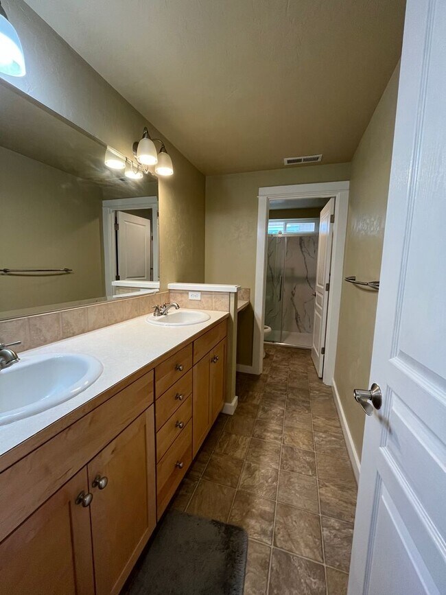 Building Photo - 4-Bedroom 2 1/2 Bathroom Home