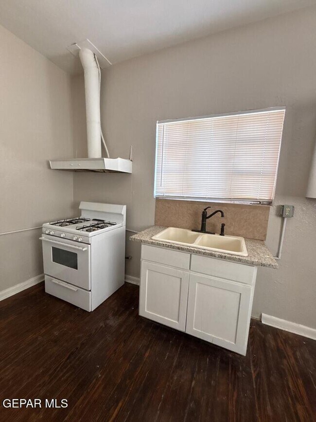 Building Photo - 1114 N El Paso St