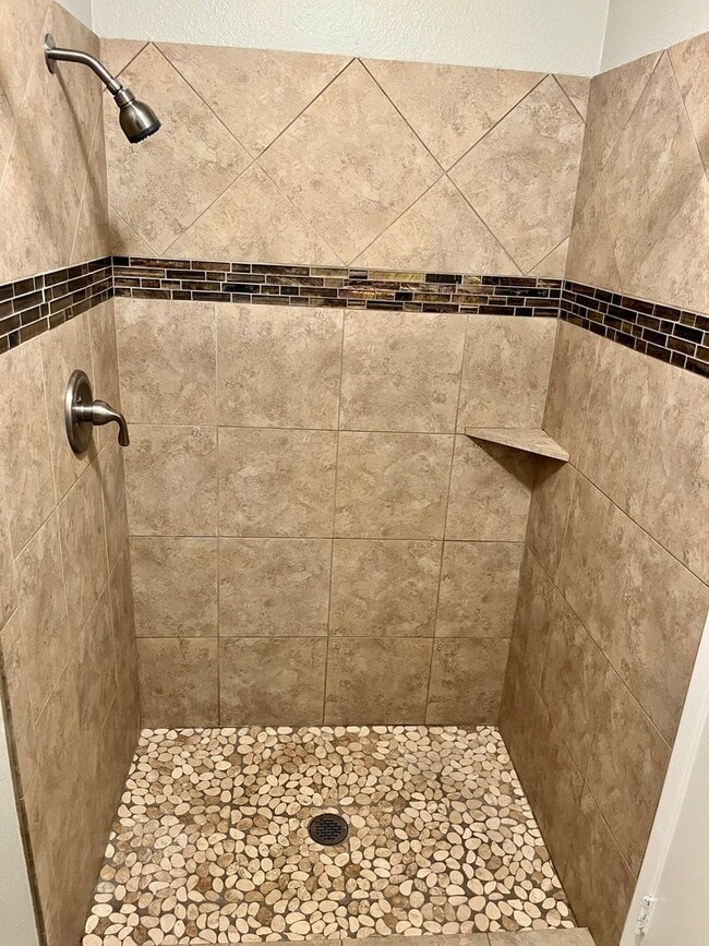 Building Photo - 3bd 2ba Townhouse - Recently Remodel!