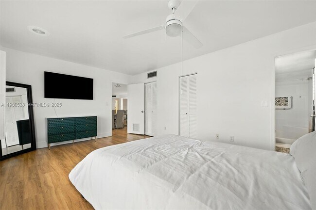 Building Photo - 1350 NE 191st St