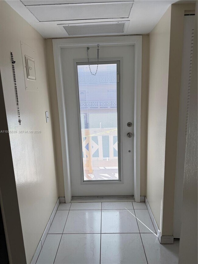 Building Photo - 5061 W Oakland Park Blvd