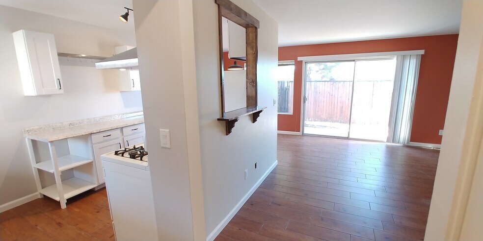 Building Photo - 4423 Plaza Vista