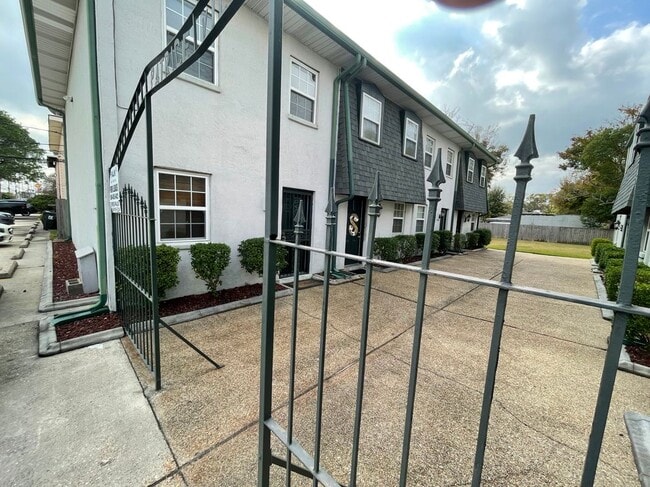 Building Photo - 1824 Hickory Ave