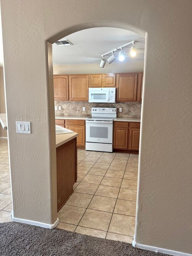 Building Photo - GREAT 4BEDROOM/3BATH HOME WITH ALL THAT YO...