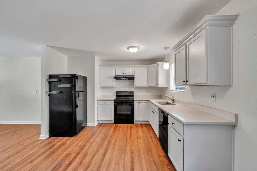 Building Photo - 160 Oak Dr