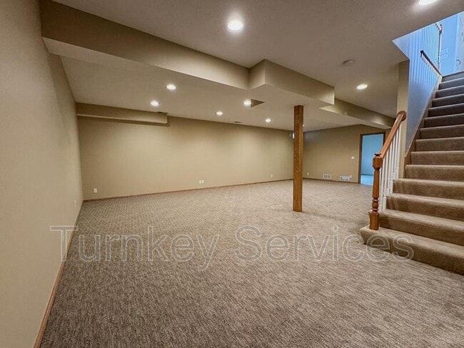 Building Photo - 717 Villa Plaza