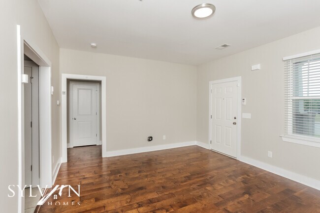 Building Photo - This delightful 3BR 2.5BA is a gem