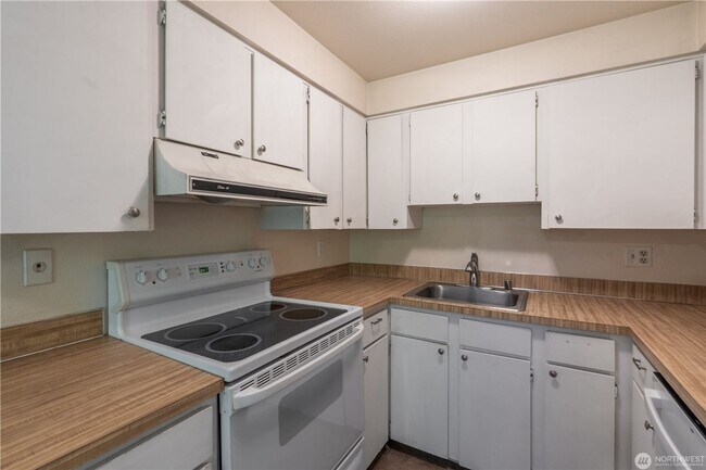 Building Photo - 230 SW Clark St