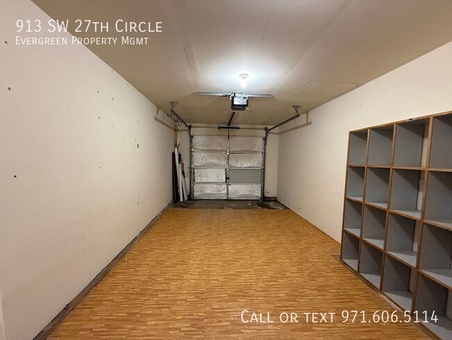 Building Photo - 913 SW 27th Cir