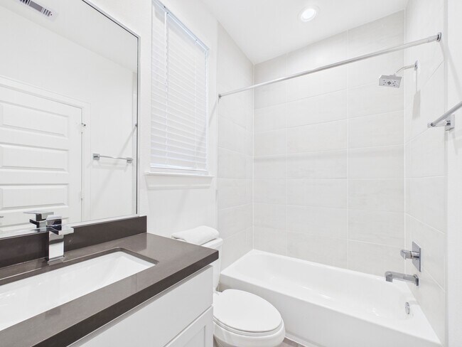 Building Photo - 2711 Clinton Dr