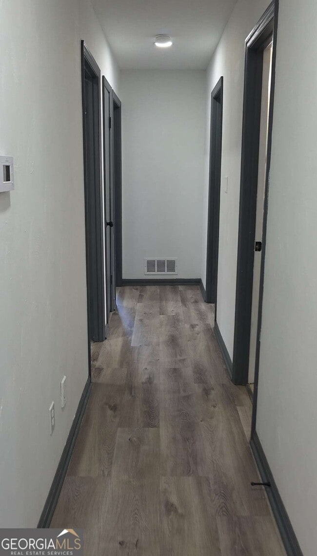 Building Photo - 490 Village Green Ct SW