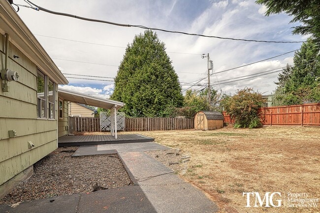 Building Photo - Single-Level 2 Bedroom Home with A/C & Large Backyard