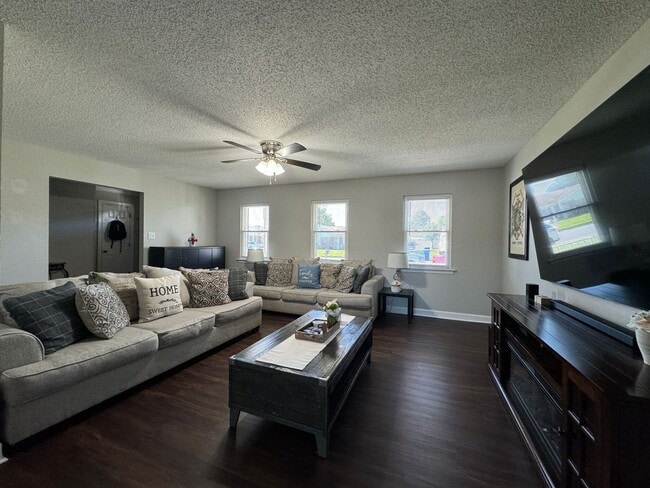 Building Photo - 3104 Guenevere Dr