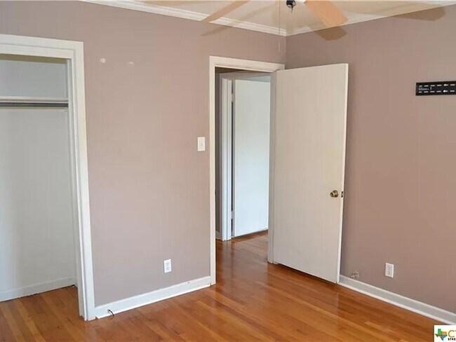 Building Photo - 3 Bed, 1 Bath with Hardwood Floors and Large Fenced Backyard