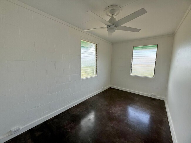 Building Photo - 4 Bedroom / 1.5 Bathroom Home on a Large L...