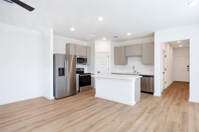 Building Photo - 2031 Longmire Villas Ct