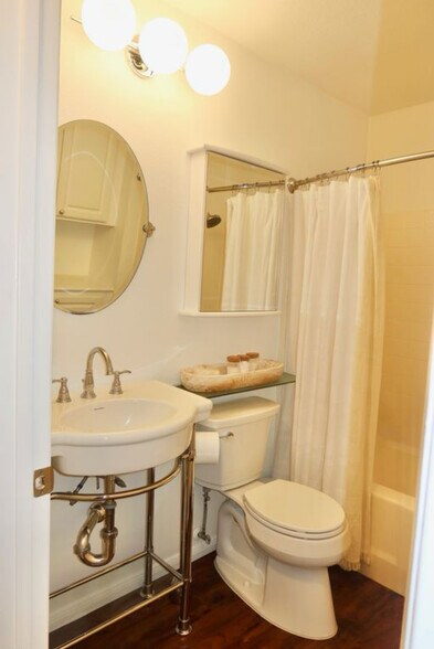 Building Photo - 919 Via Colinas