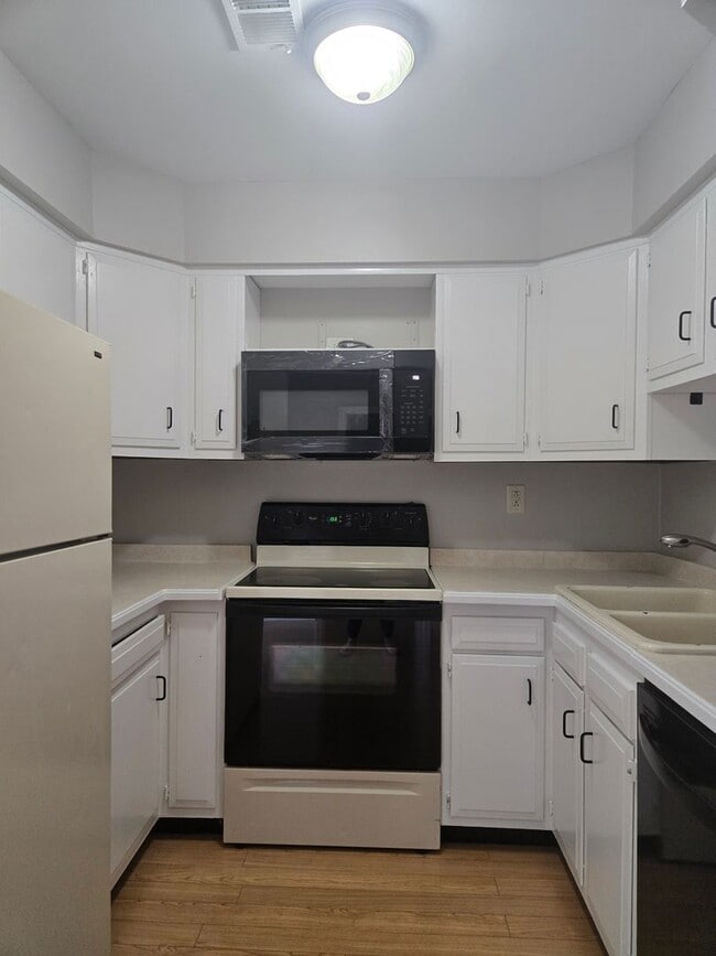 Building Photo - Spacious Townhome with Fully Fenced Privat...