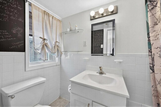 Building Photo - 105 8th St