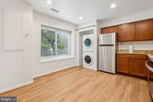 Building Photo - 3881 Persimmon Cir