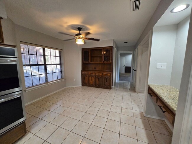 Building Photo - Stunning 4-bd 2.5 bath