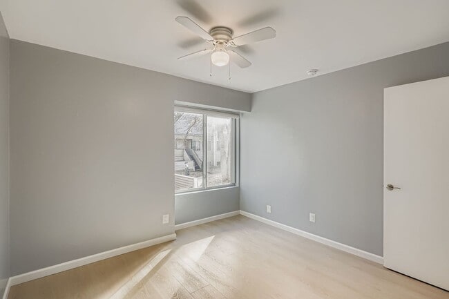 Building Photo - 2 Bed / 1 Bath spacious second floor condo near Expo Park!